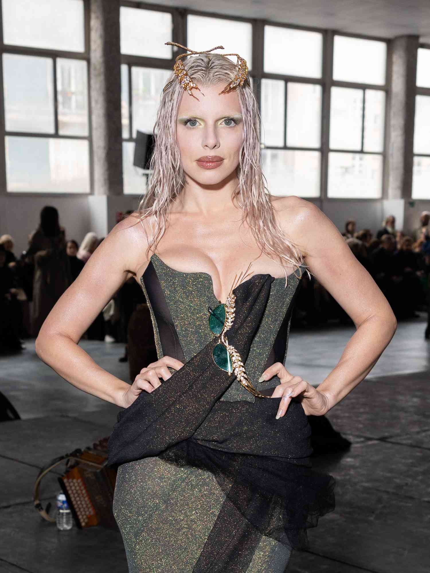 Julia Fox's platinum blonde moisture hairstyle