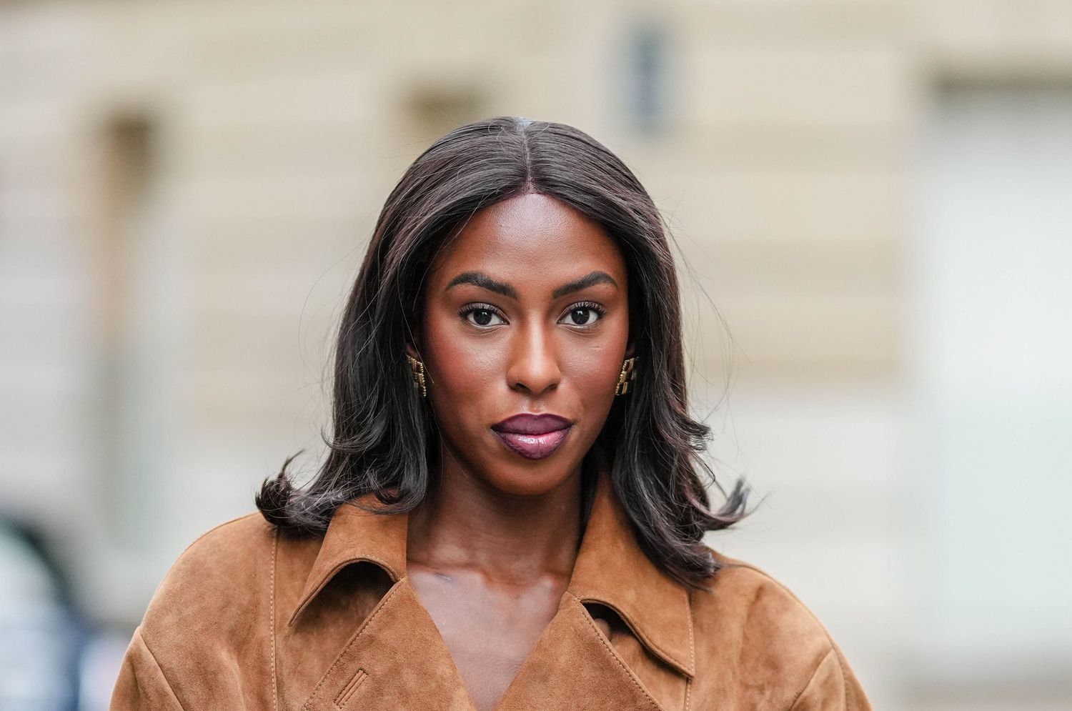 Dafa Traore eating away medium-contrast makeup.