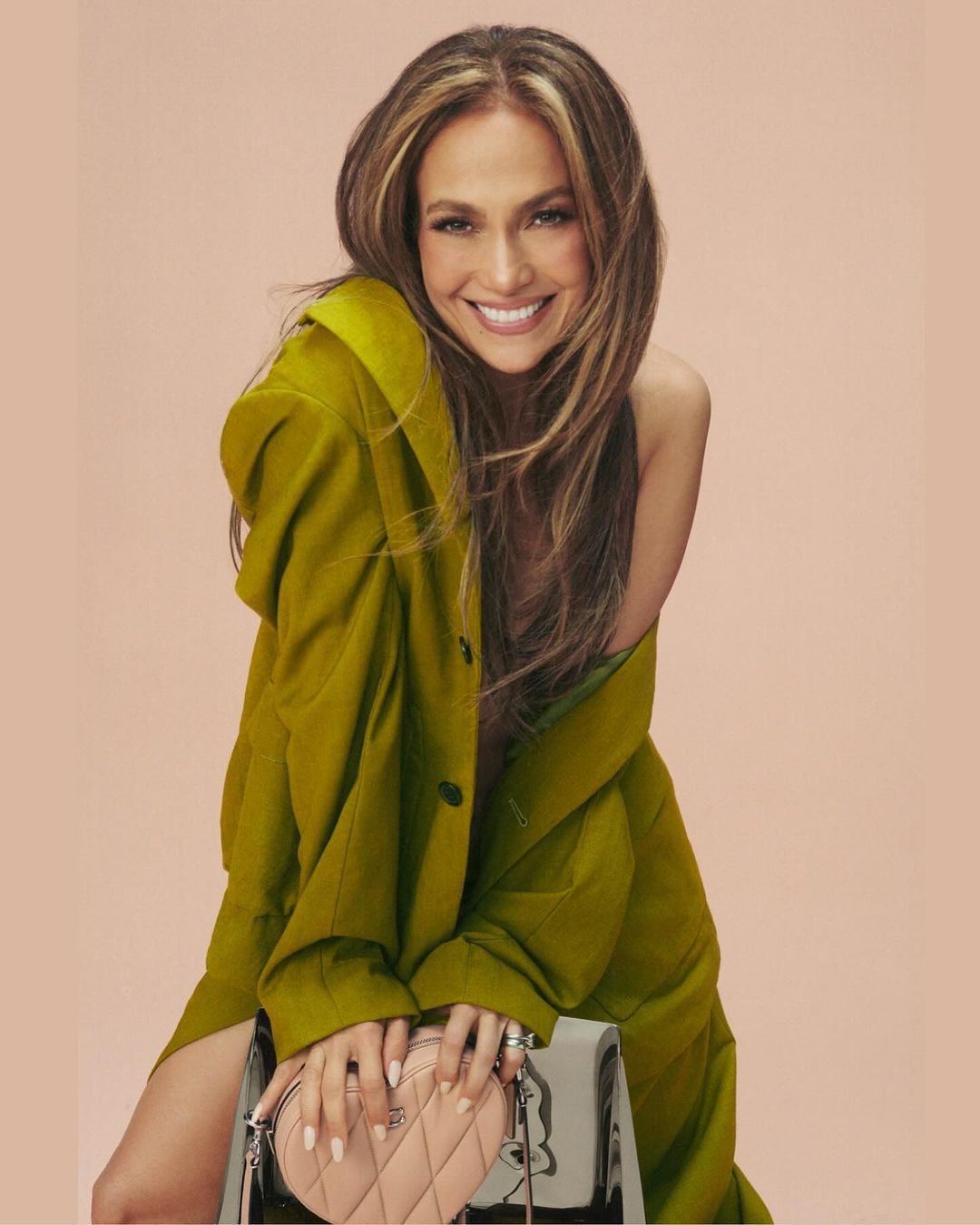 Jennifer Lopez in A green trench coat erosion lumpy highlights inch her hair