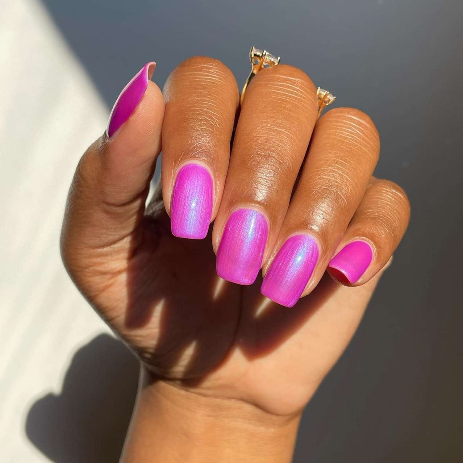 Metallic fuchsia square-shaped nail