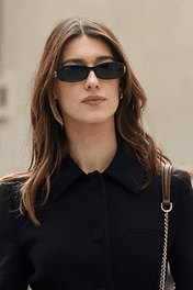 Daisy Edgar-Jones wear black jacket and blueness jeans